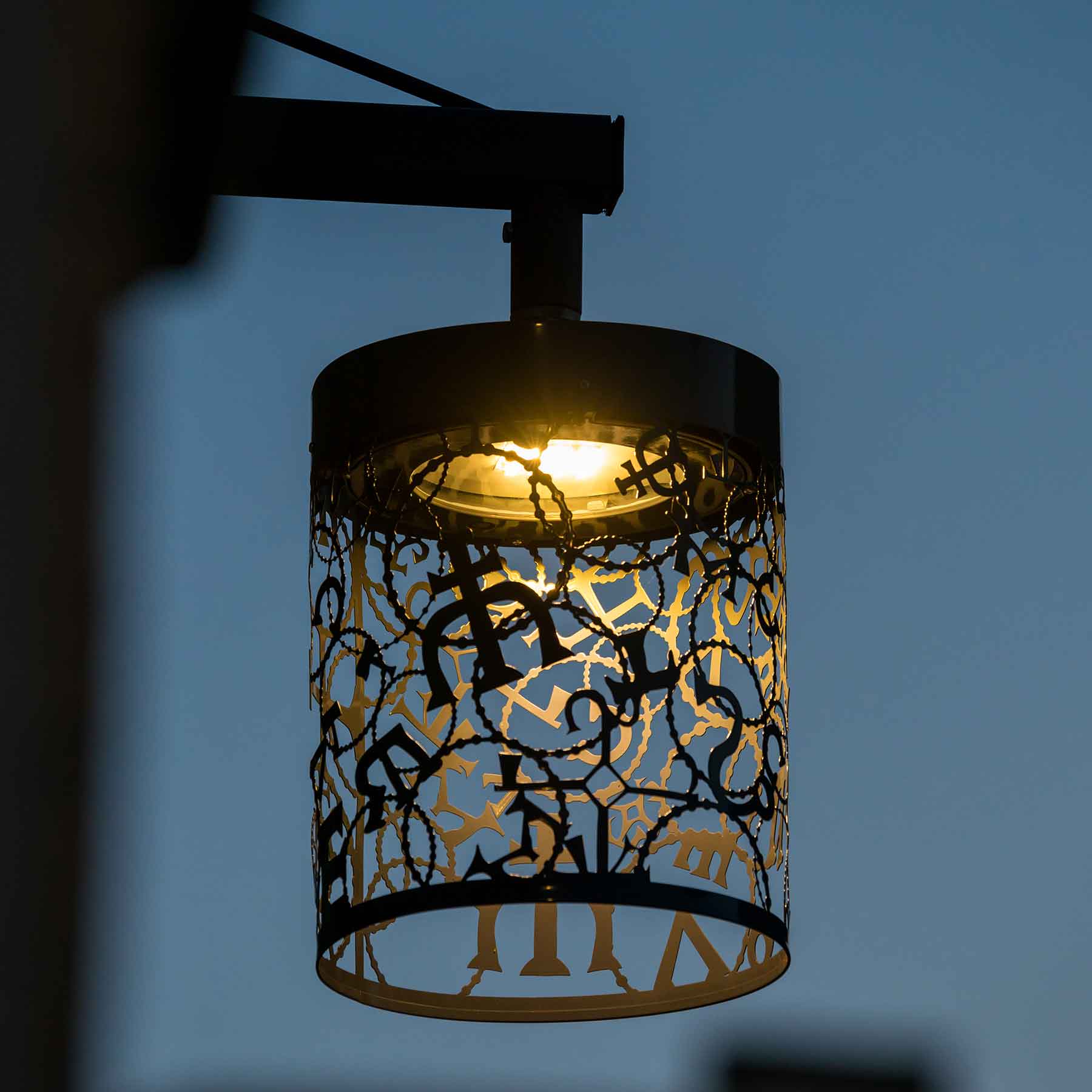 Luminaire décoratif allumé sur fond bleu