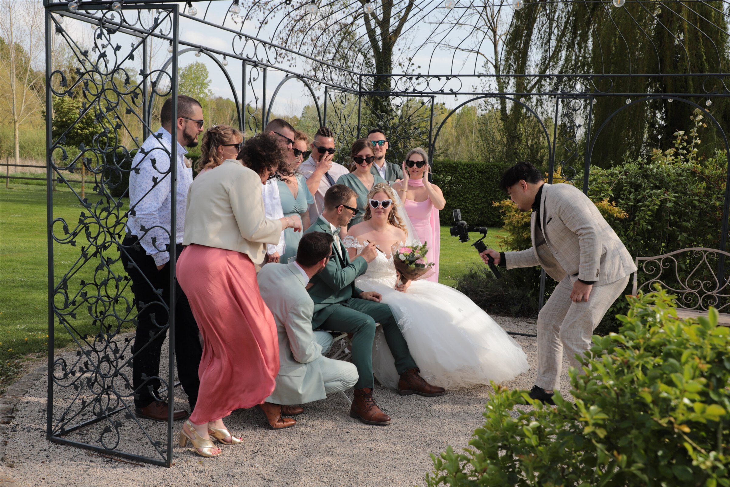 Karl filme un groupe pendant un reportage de mariage