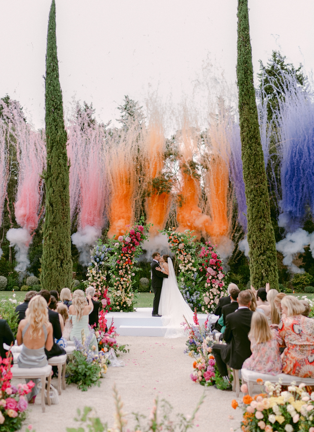 Cérémonie de mariage fleurie en plein air