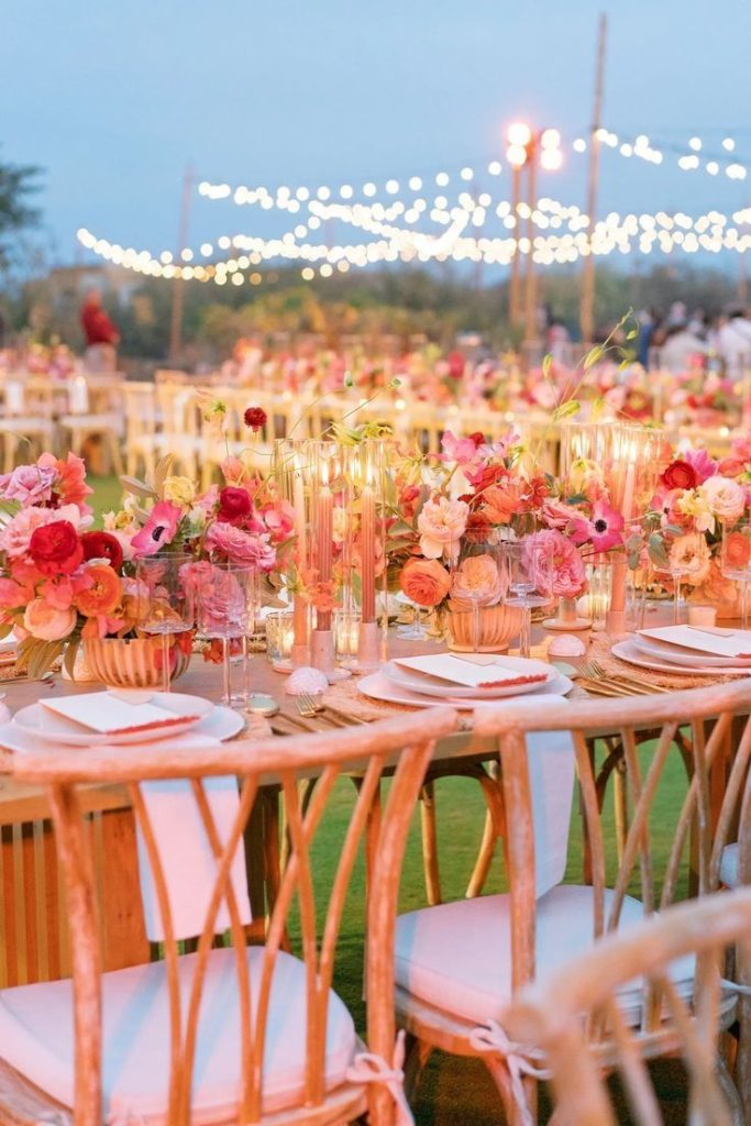 Décoration florale d'une table de réception de mariage